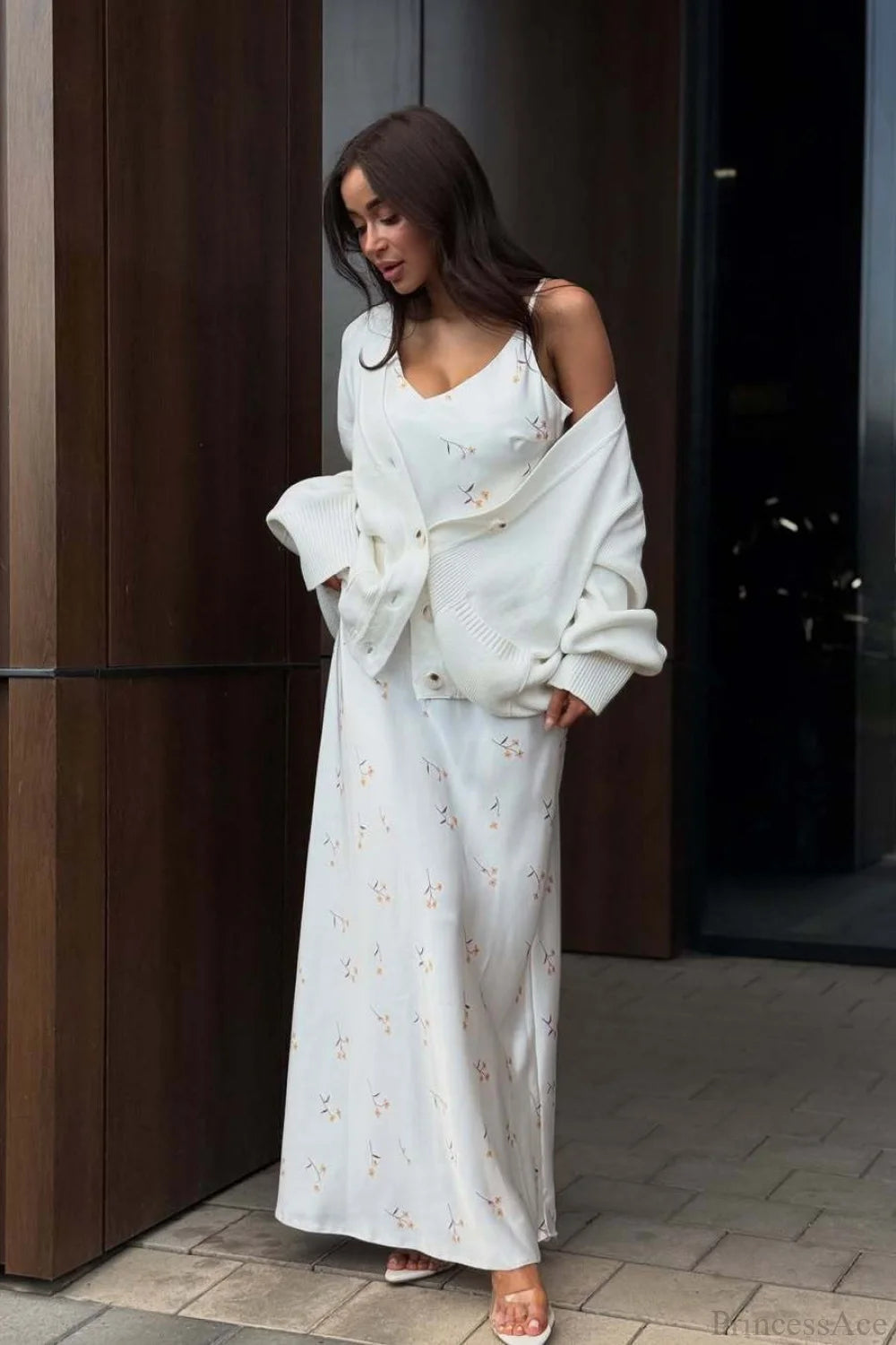 Well Tailored Sweater with a Graceful Silhouette