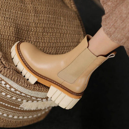 Effortlessly Elegant Boots with a Timeless Design