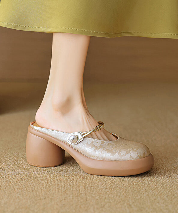 Well Tailored Sandals with a Graceful Silhouette