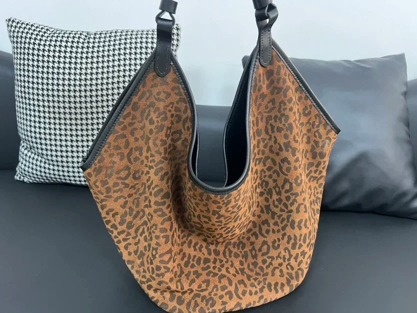 Gracefully Styled Bag for Any Occasion