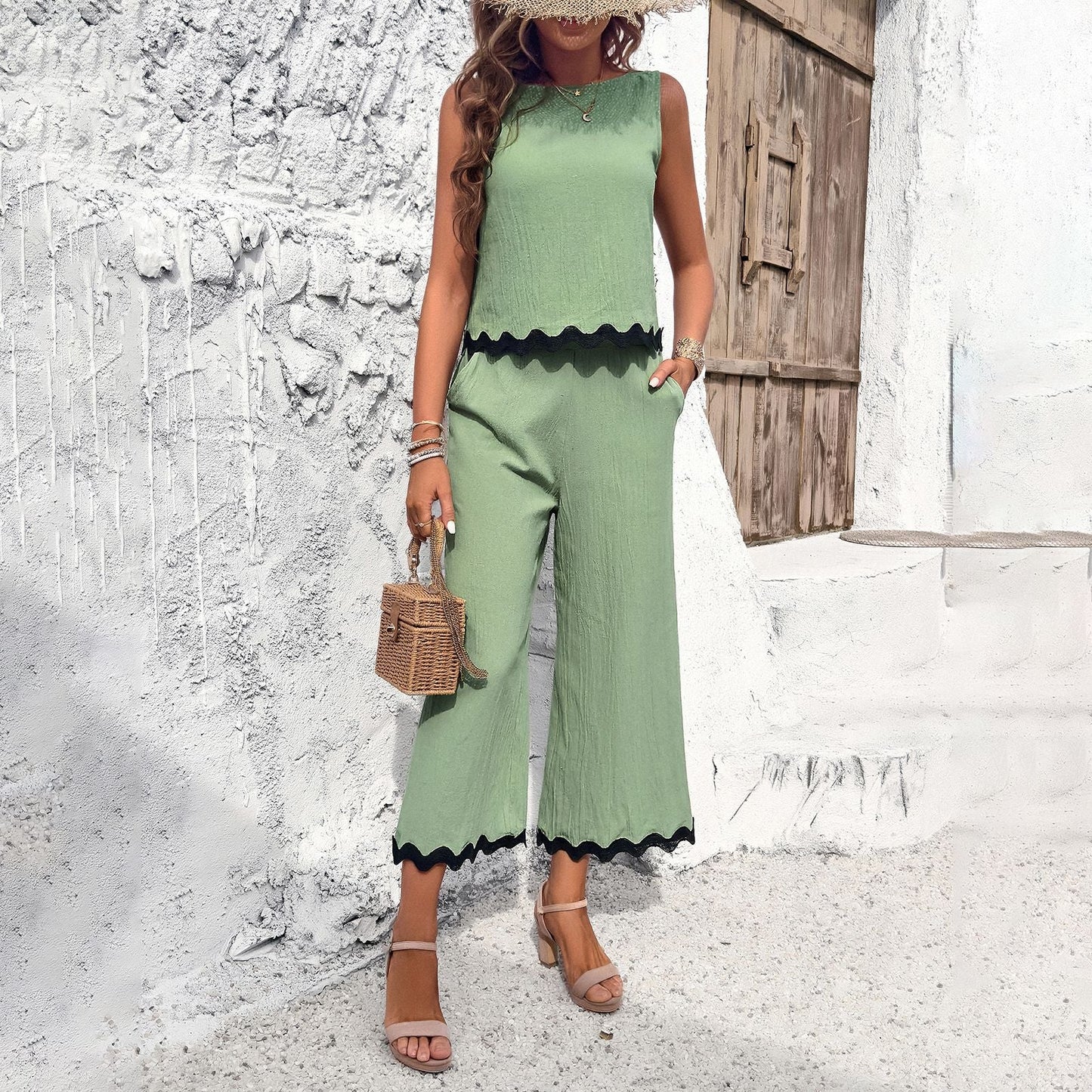 Effortlessly Elegant Garment with a Timeless Design