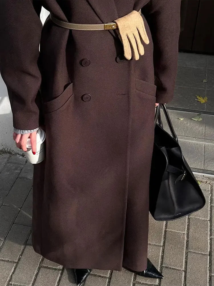 Well Tailored Coat with a Graceful Silhouette