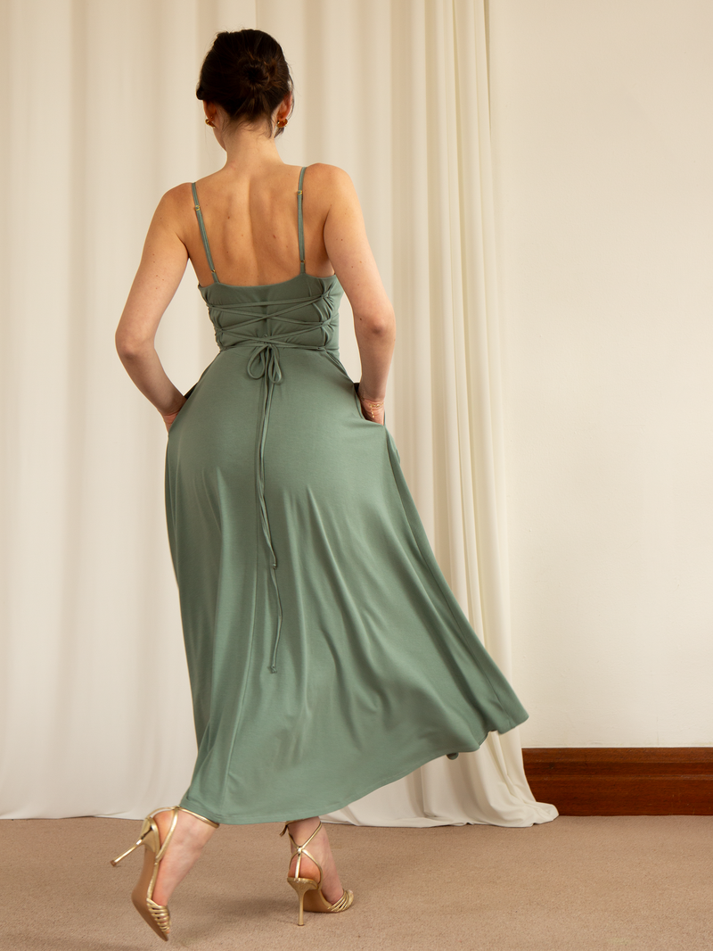 Well Tailored Dress with a Graceful Silhouette