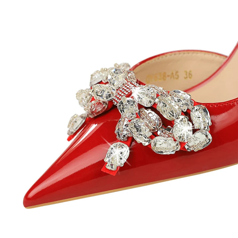 Effortlessly Elegant Heels with a Timeless Design