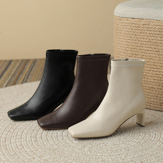 Effortlessly Elegant Boots with a Timeless Design