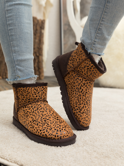 Effortlessly Elegant Boots with a Timeless Design