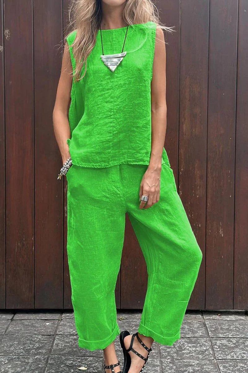 Effortlessly Elegant Pants with a Timeless Design