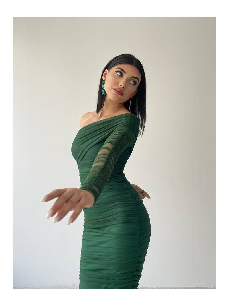 Beautifully Finished Dress in a Timeless Design