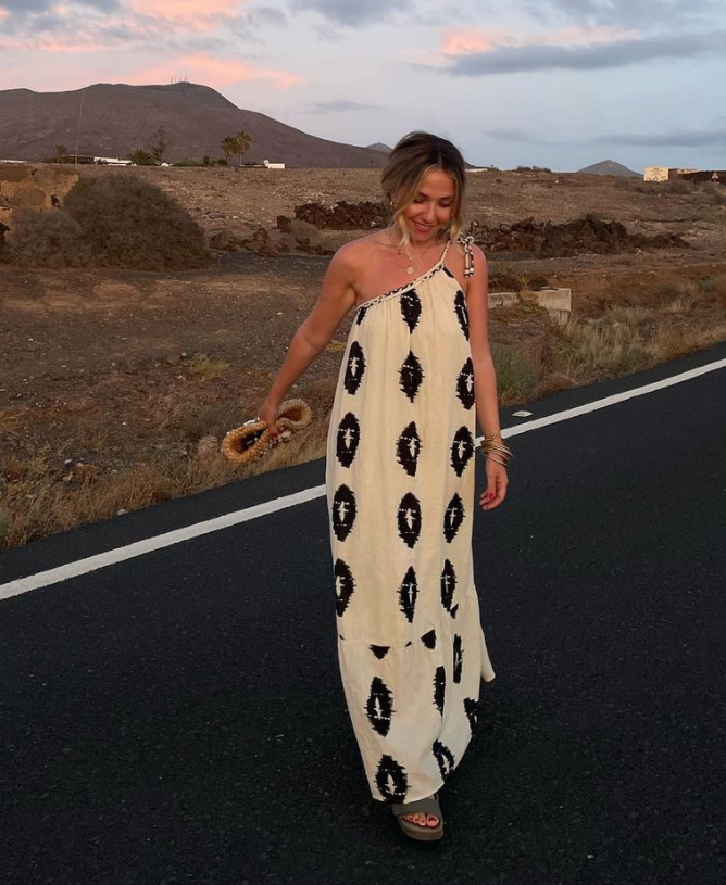 Gracefully Styled Dress for Any Occasion