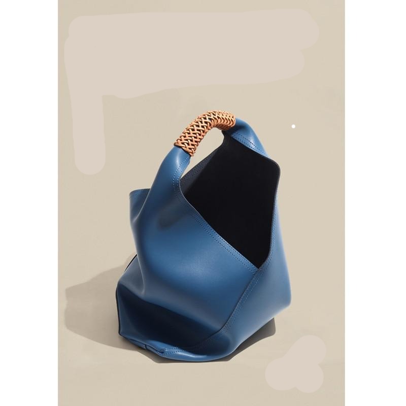 Gracefully Styled Bag for Any Occasion