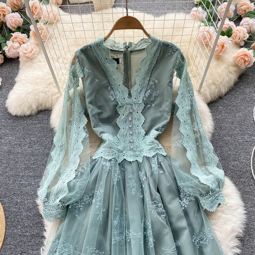 Effortlessly Elegant Dress with a Timeless Design
