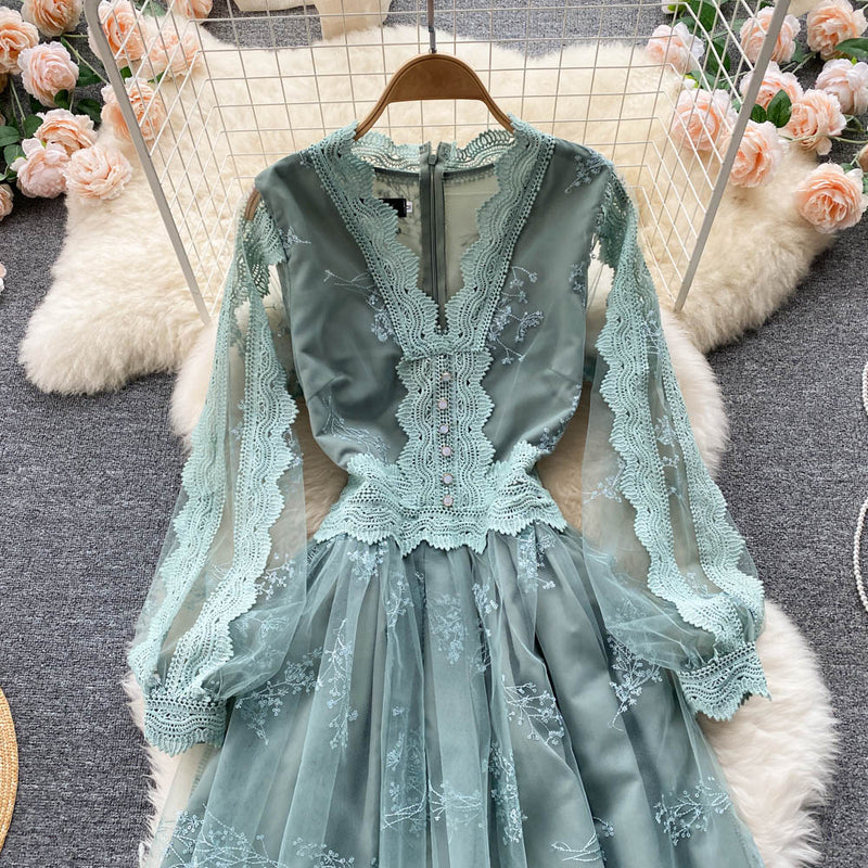 Effortlessly Elegant Dress with a Timeless Design