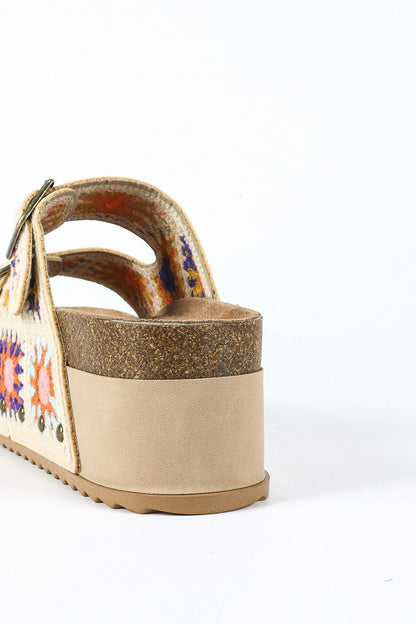 Effortlessly Elegant Sandals with a Timeless Design