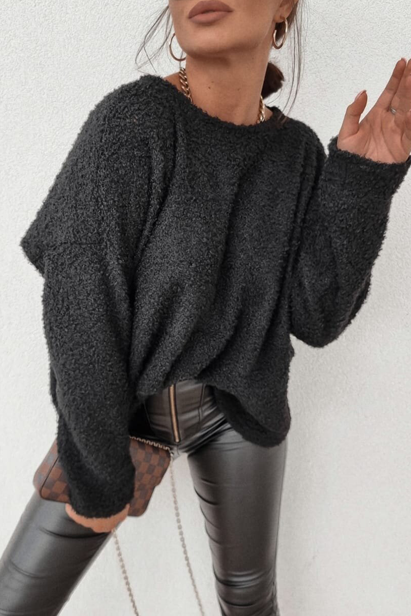 Well Tailored Top with a Graceful Silhouette