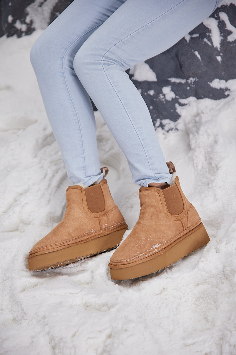 Effortlessly Elegant Boots with a Timeless Design