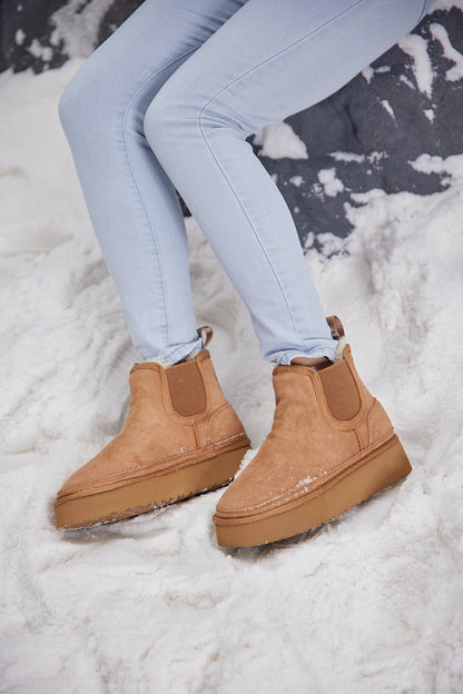 Effortlessly Elegant Boots with a Timeless Design