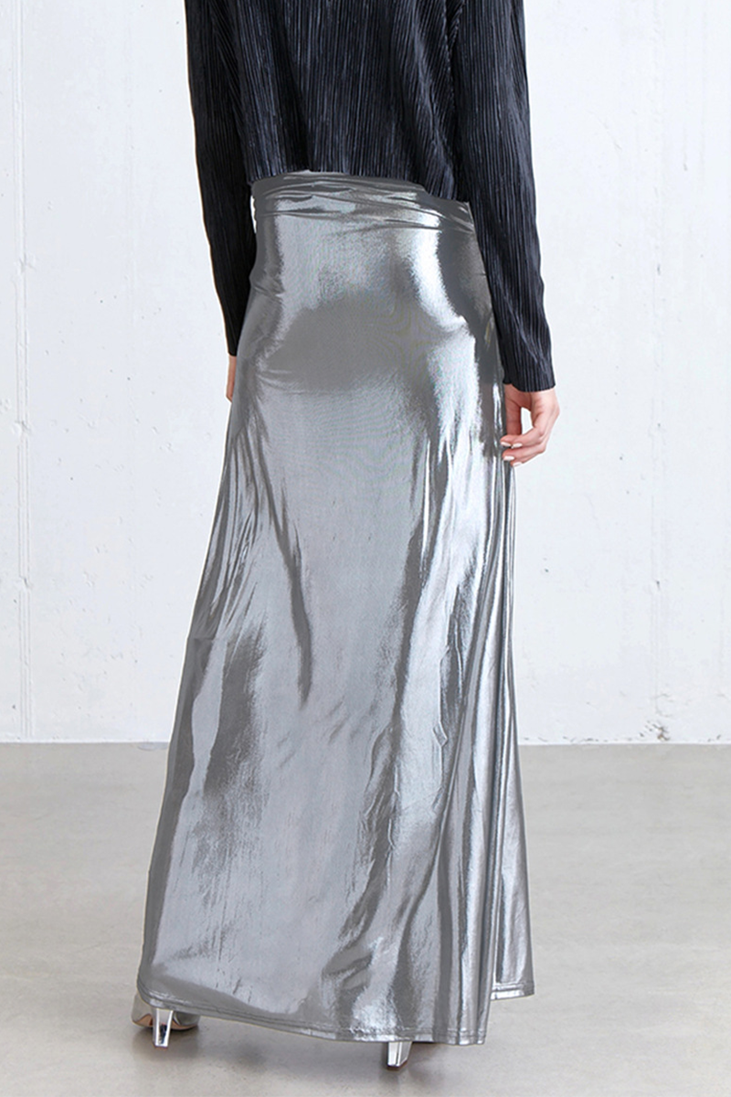 Well Tailored Garment with a Graceful Silhouette