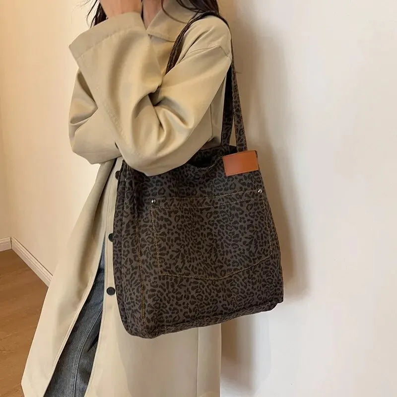 Gracefully Styled Bag for Any Occasion