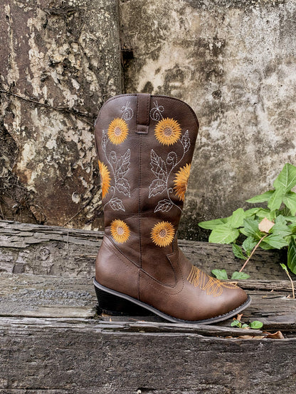 Effortlessly Elegant Boots with a Timeless Design