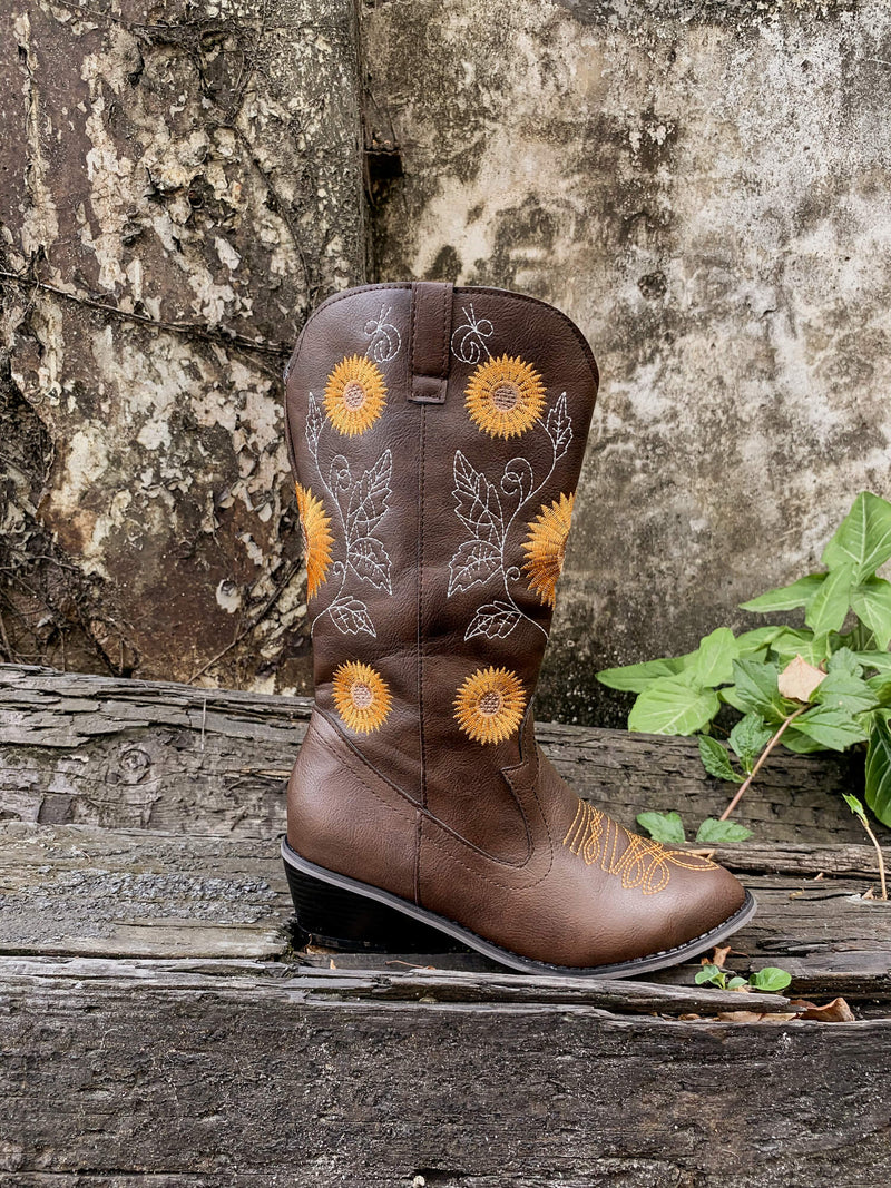 Effortlessly Elegant Boots with a Timeless Design