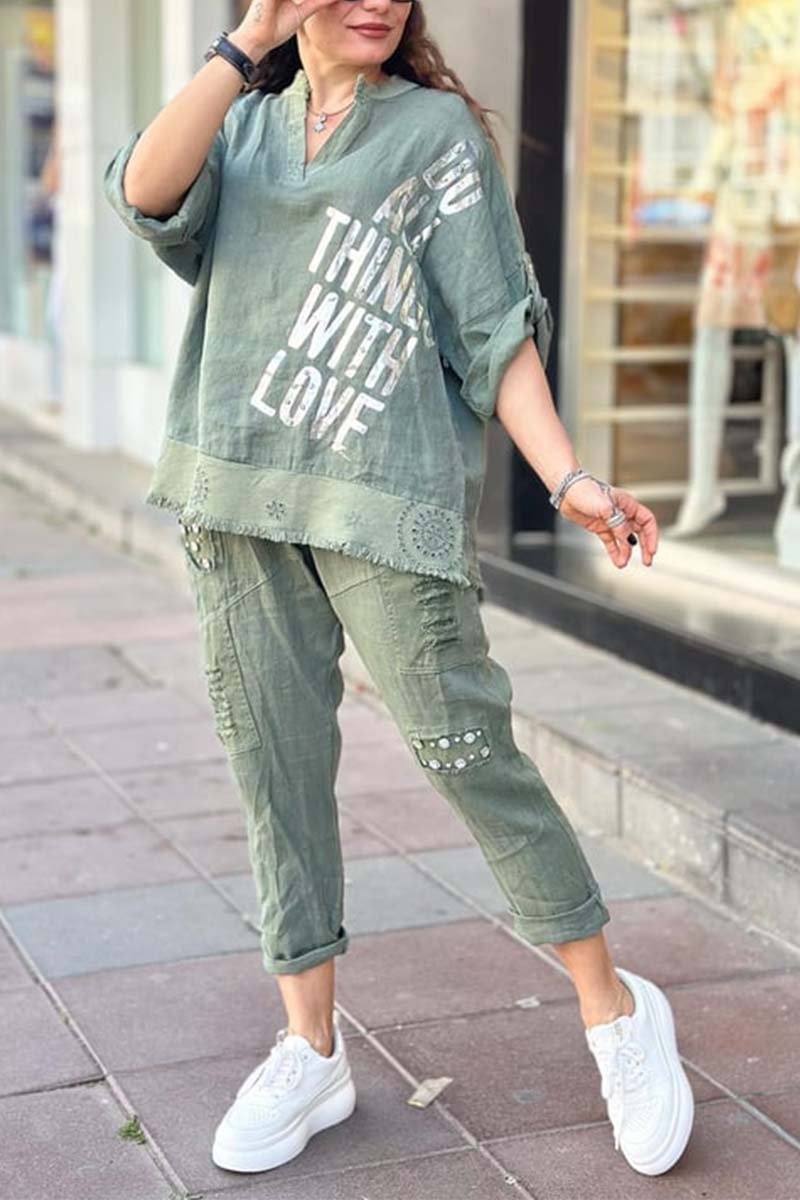 Effortlessly Elegant Pants with a Timeless Design