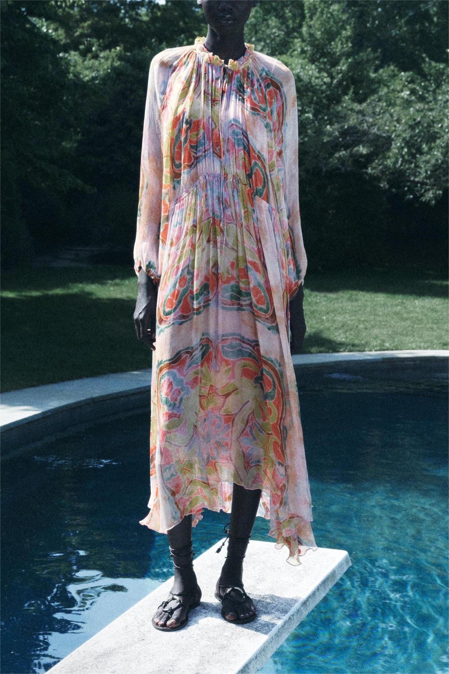 Beautifully Finished Dress in a Timeless Design