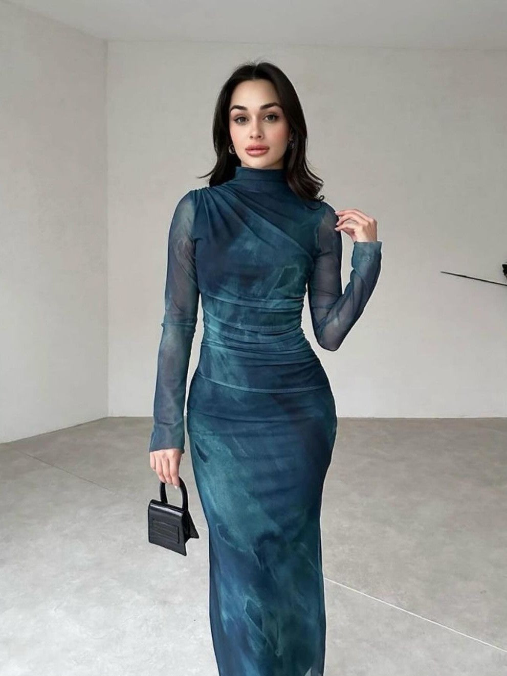 Well Tailored Dress with a Graceful Silhouette