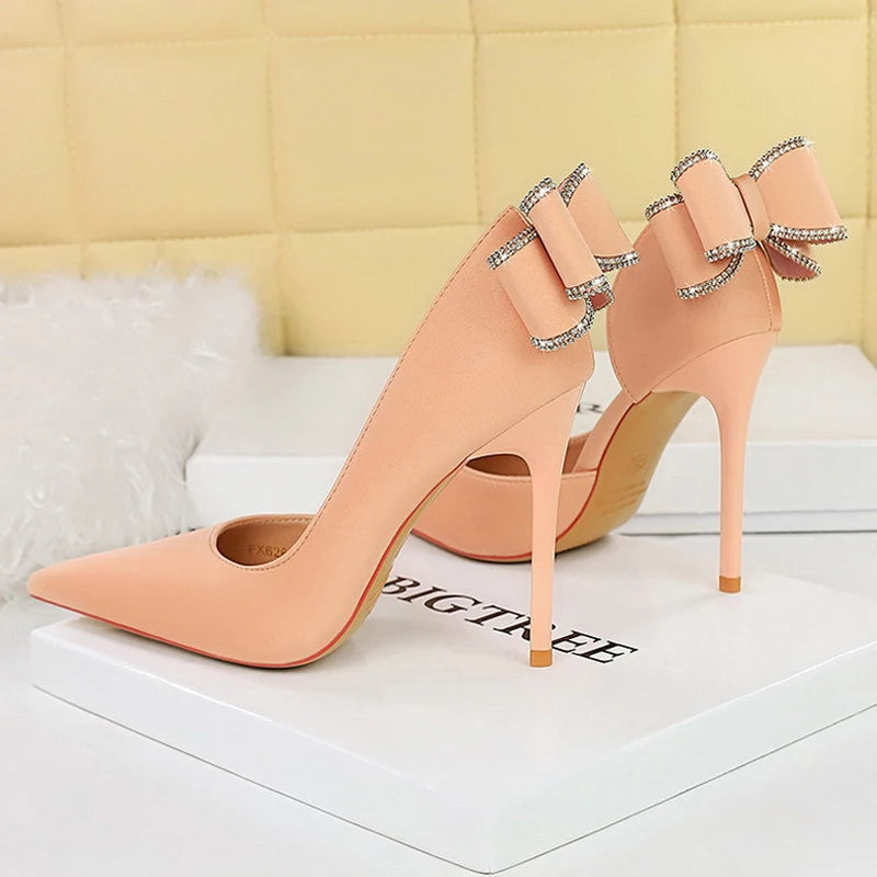 Effortlessly Elegant Heels with a Timeless Design