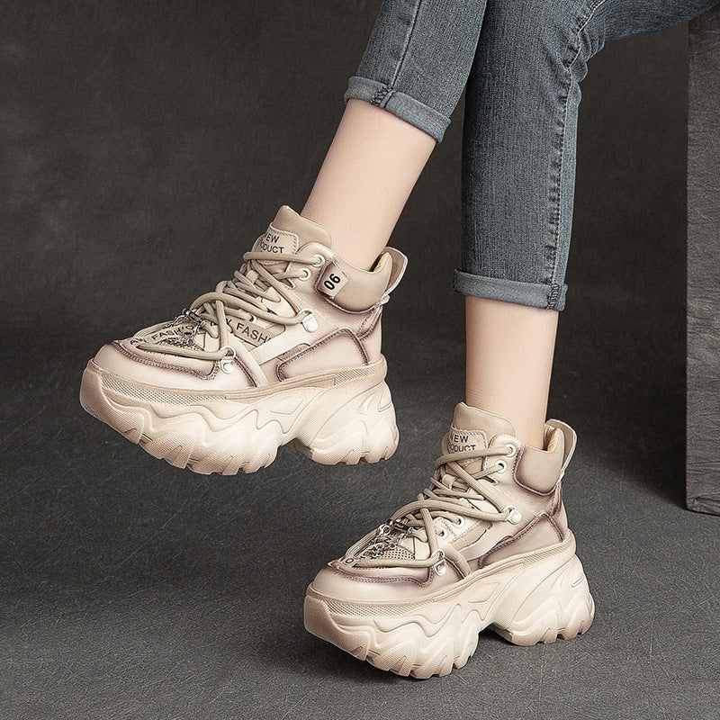 Effortlessly Elegant Boots with a Timeless Design