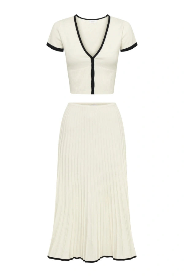 Effortlessly Elegant Garment with a Timeless Design