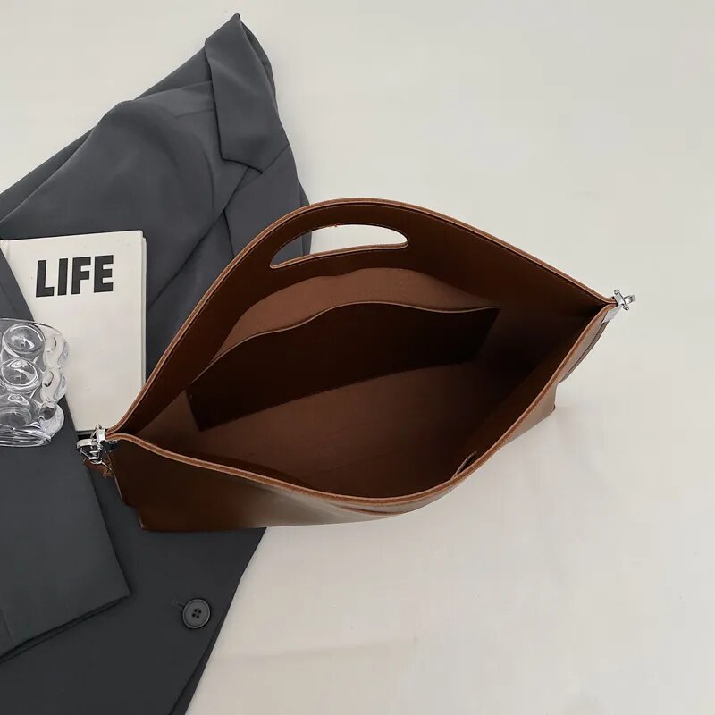 Gracefully Styled Bag for Any Occasion