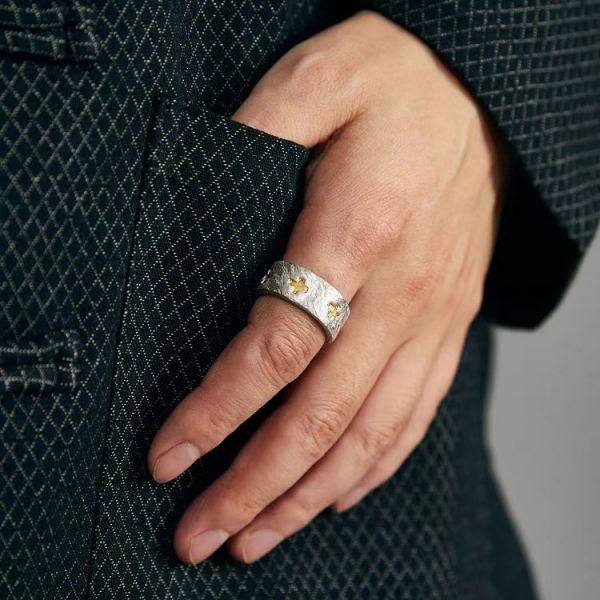 Effortlessly Elegant Garment with a Timeless Design