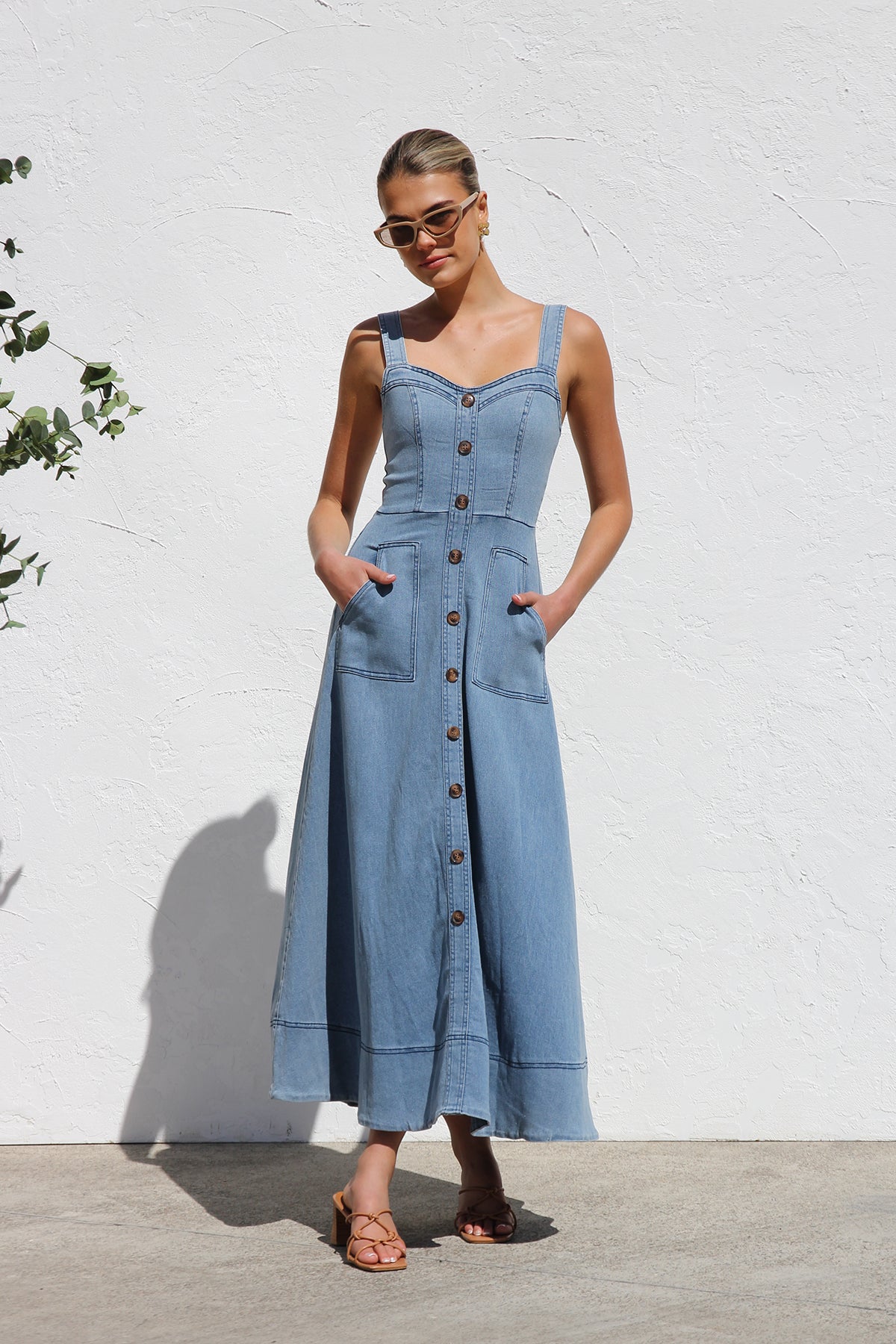 Effortlessly Elegant Dress with a Timeless Design