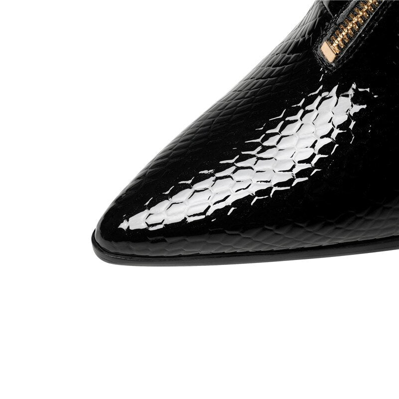Effortlessly Elegant Boots with a Timeless Design