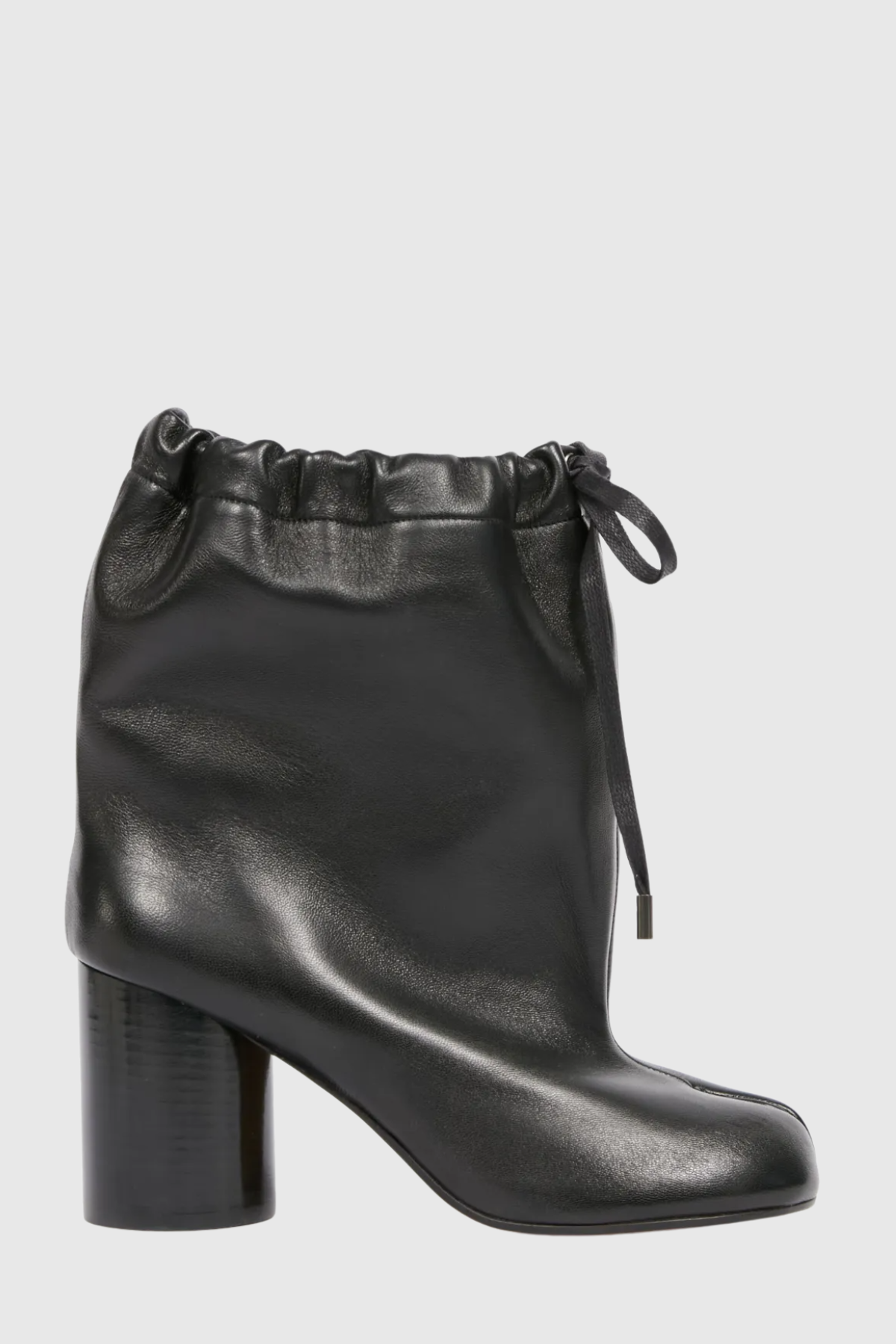 Effortlessly Elegant Boots with a Timeless Design