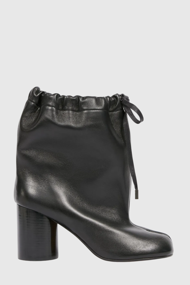 Effortlessly Elegant Boots with a Timeless Design