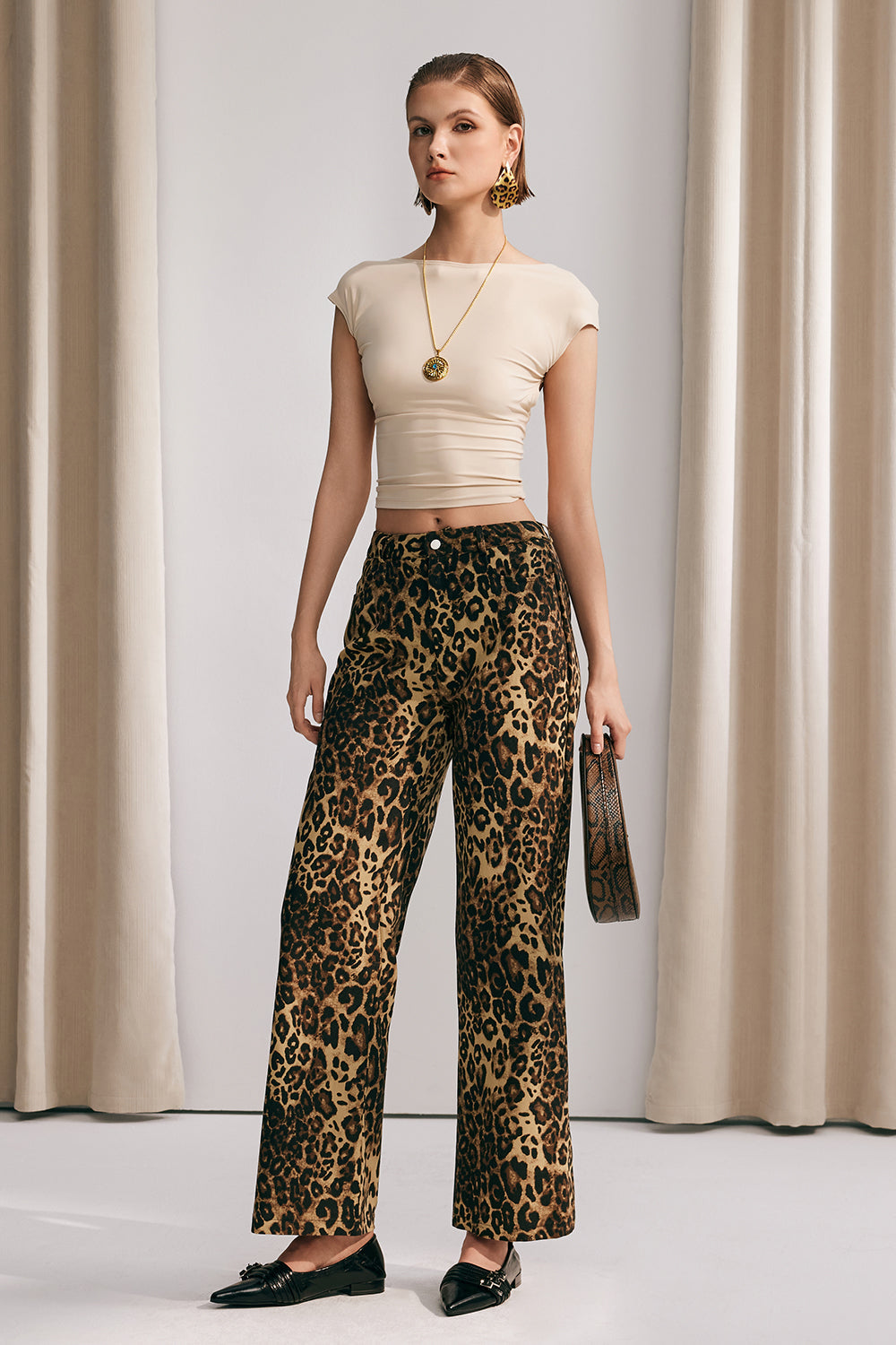 Effortlessly Elegant Pants with a Timeless Design