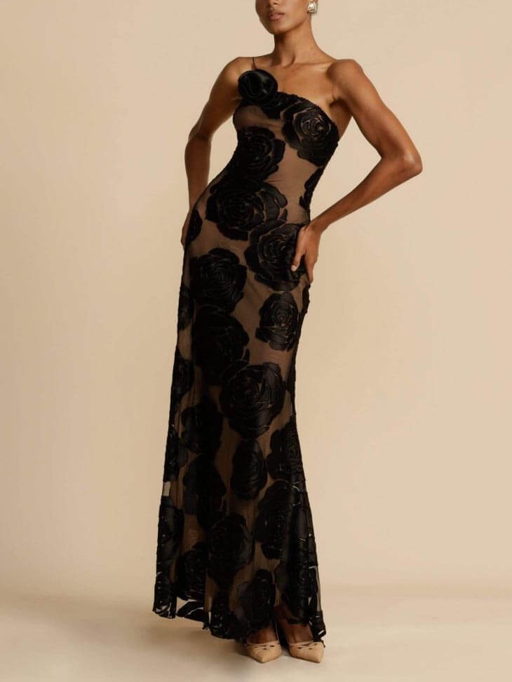 Beautifully Finished Dress in a Timeless Design