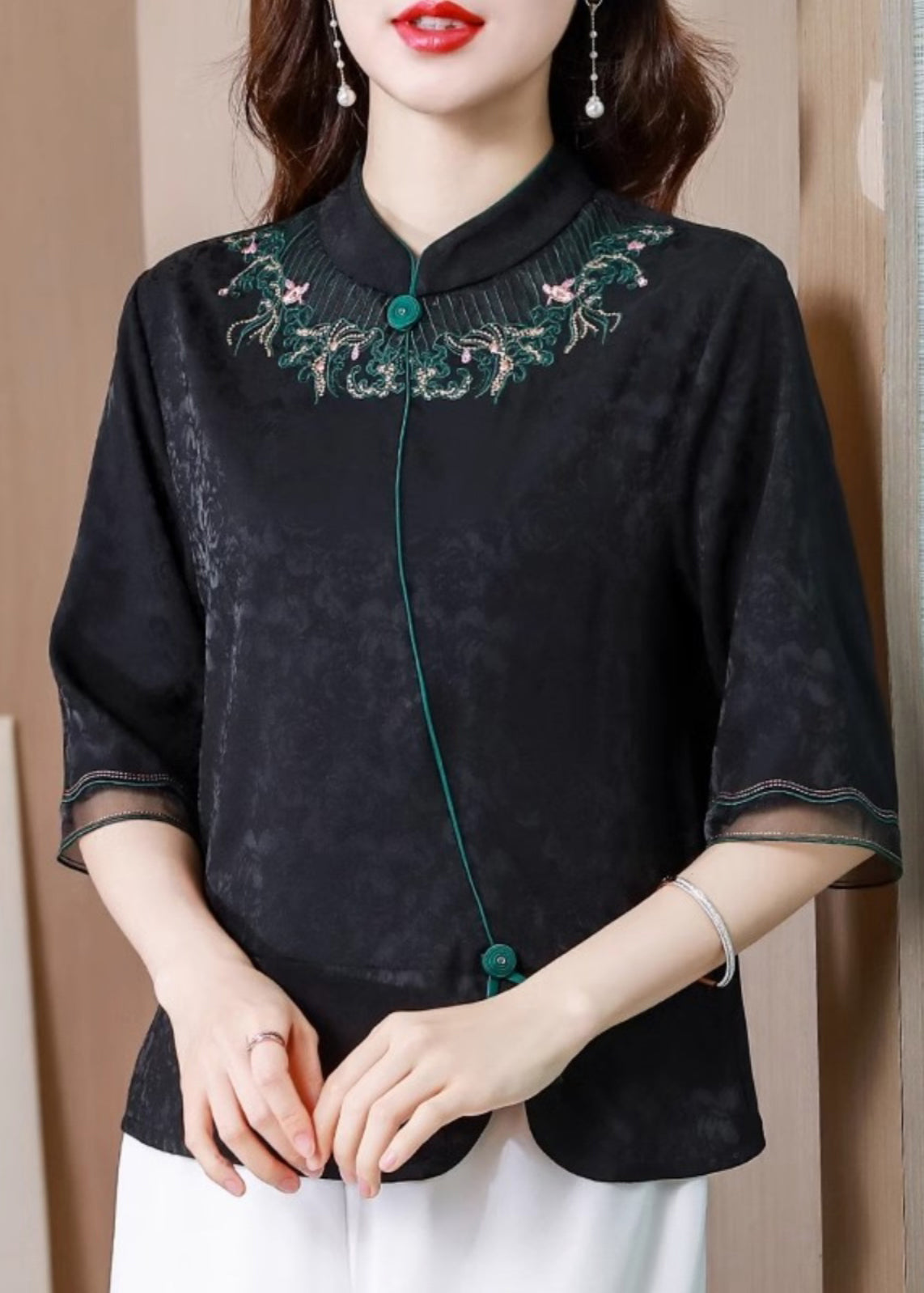Well Tailored Blouse with a Graceful Silhouette