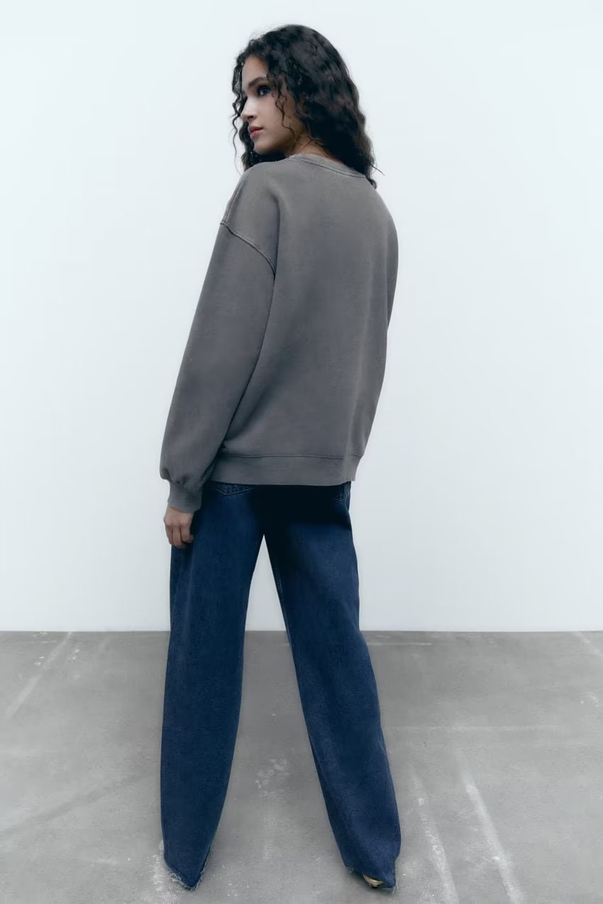 Effortlessly Elegant Sweater with a Timeless Design