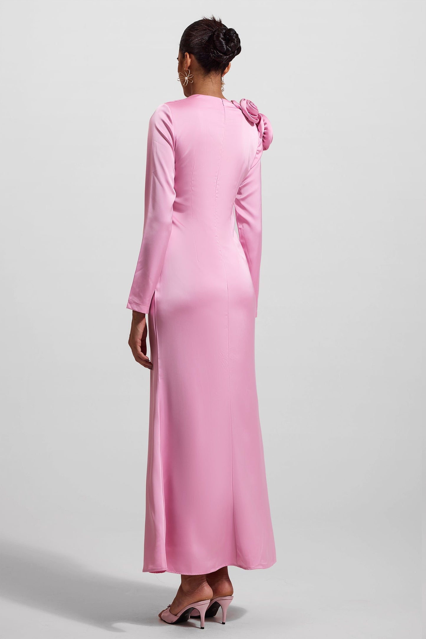 Beautifully Finished Dress in a Timeless Design