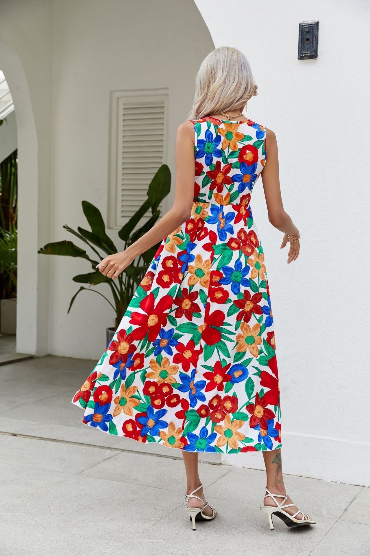 Beautifully Finished Dress in a Timeless Design