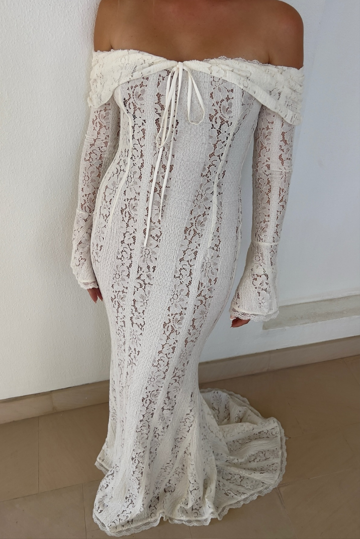 Beautifully Finished Dress in a Timeless Design