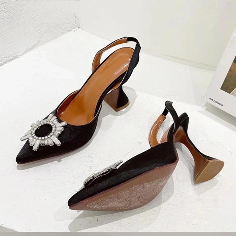 Effortlessly Elegant Heels with a Timeless Design