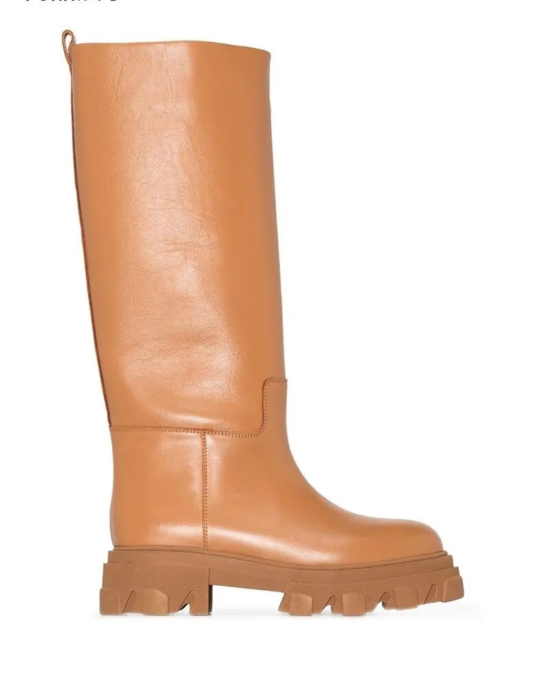 Well Tailored Boots with a Graceful Silhouette