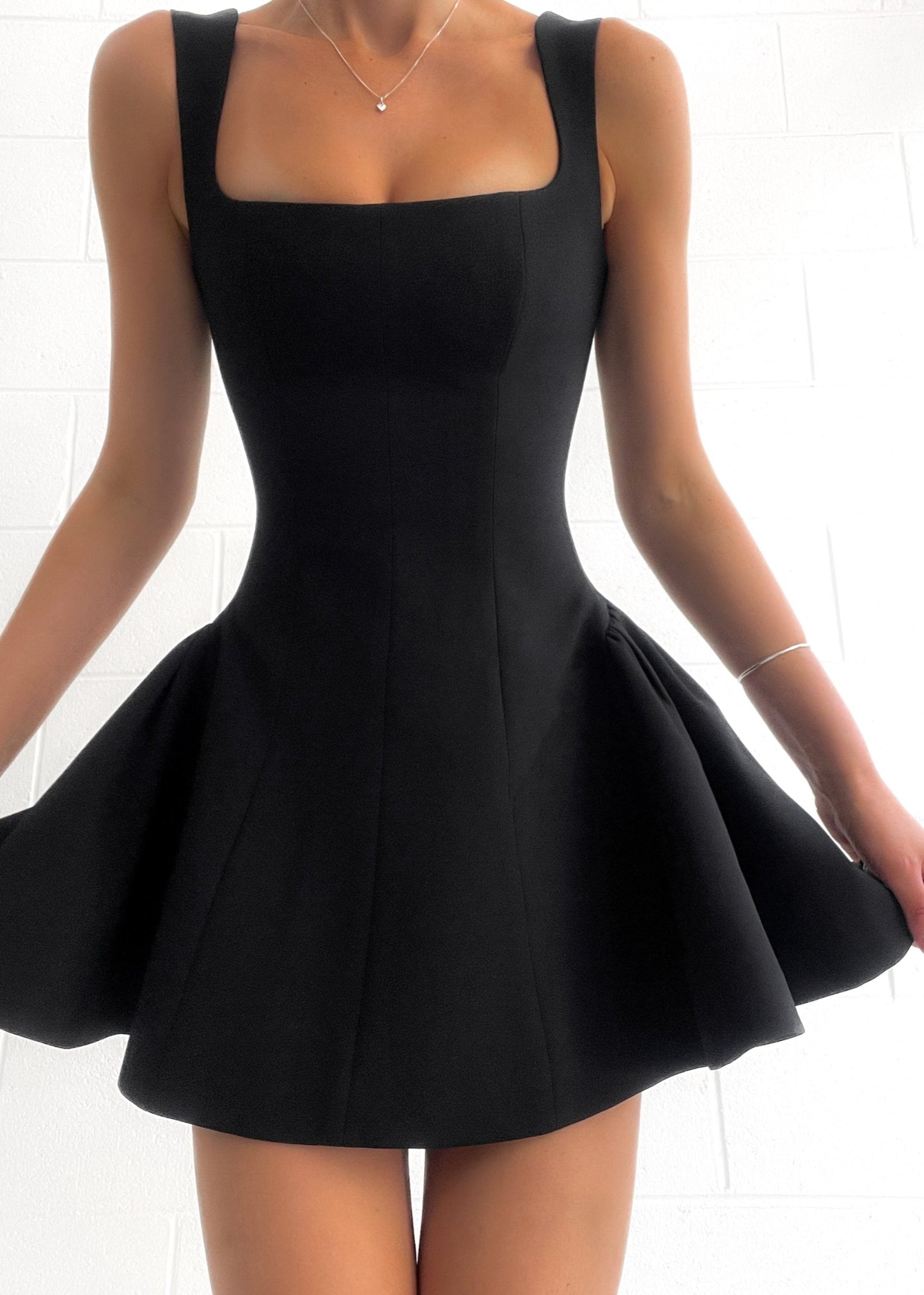 Well Tailored Dress with a Graceful Silhouette