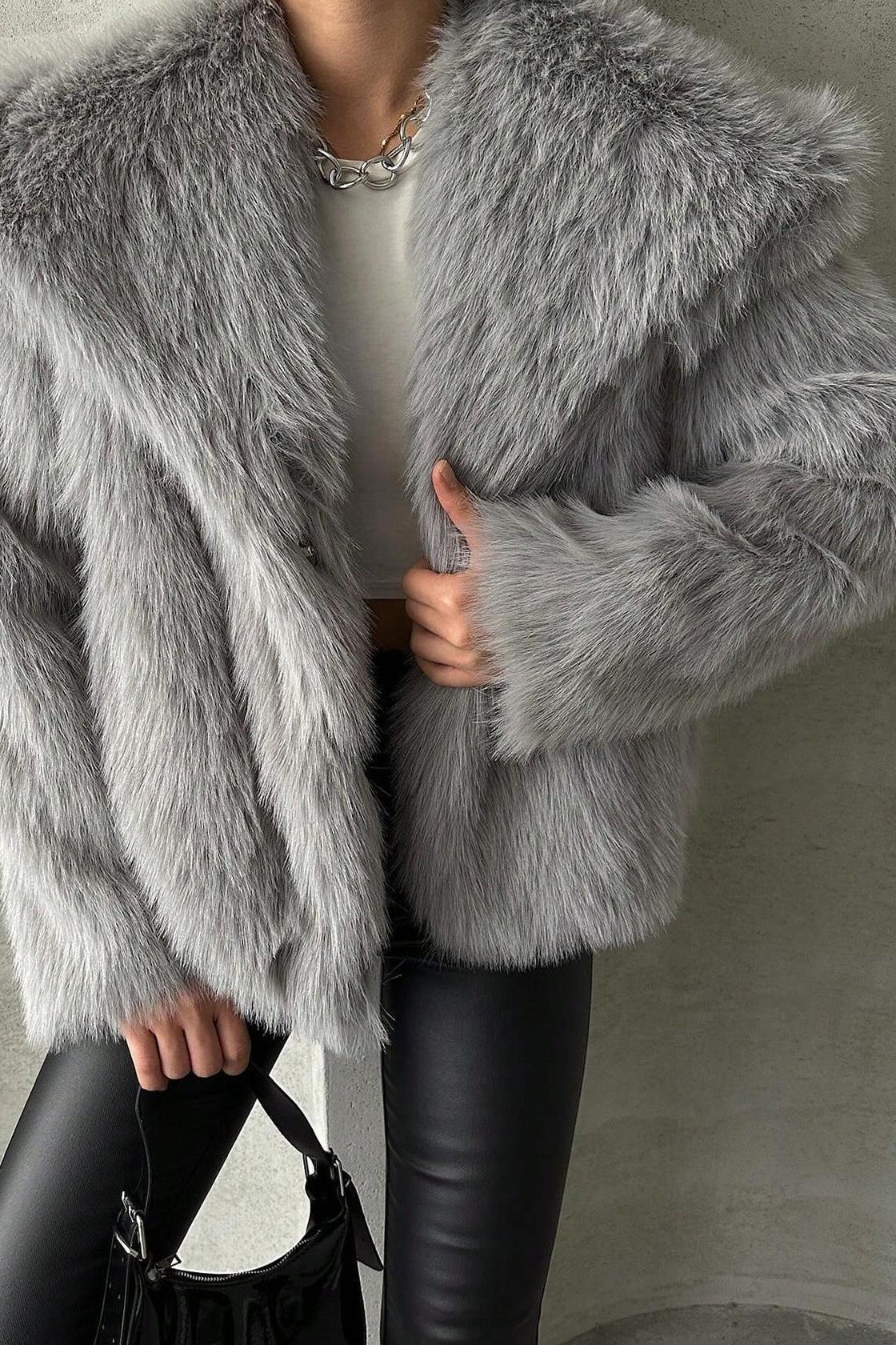 Well Tailored Coat with a Graceful Silhouette