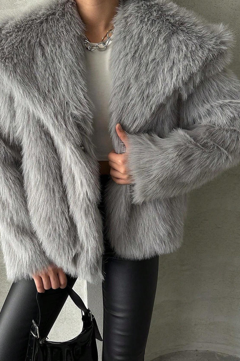 Well Tailored Coat with a Graceful Silhouette