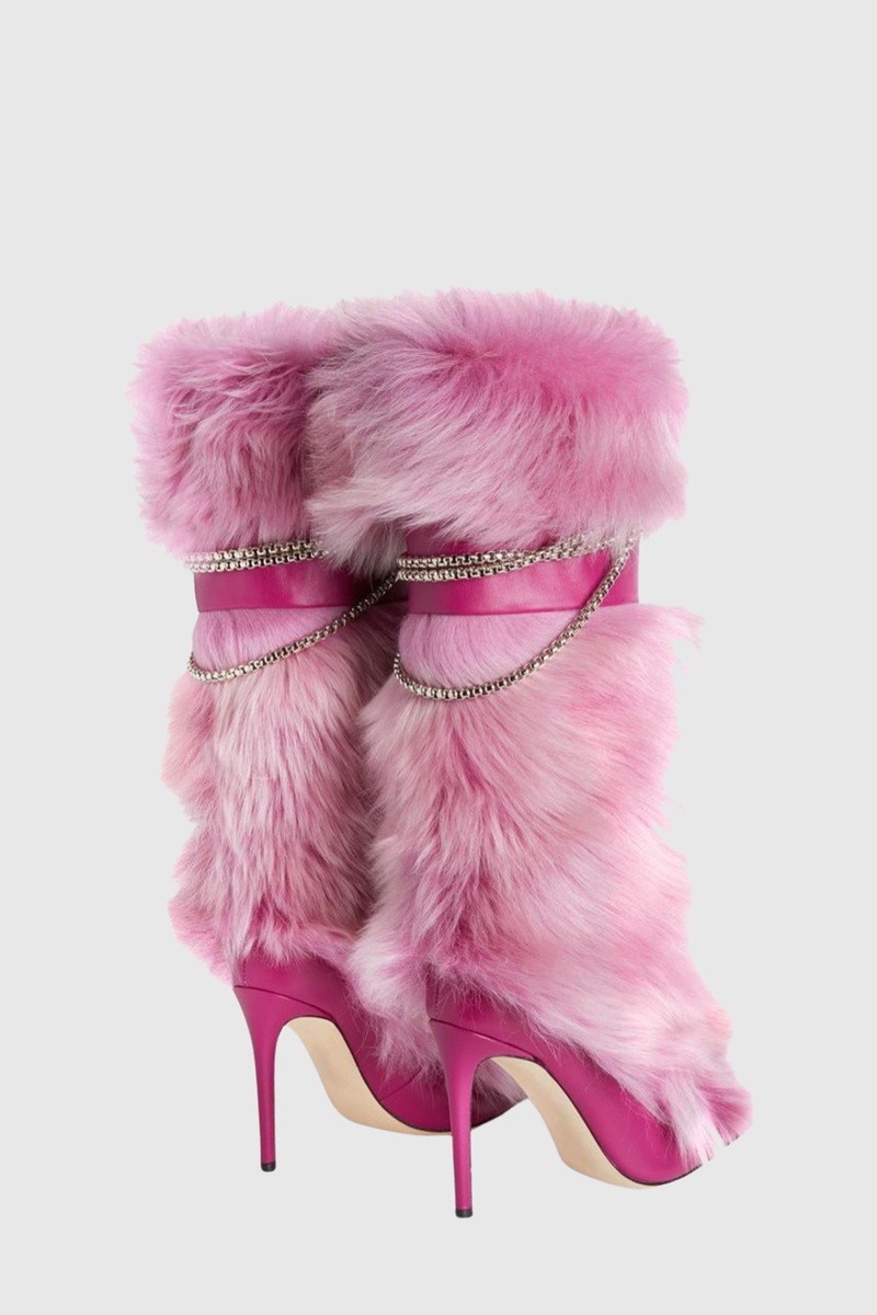 Effortlessly Elegant Boots with a Timeless Design