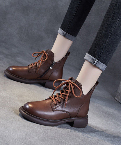Effortlessly Elegant Boots with a Timeless Design